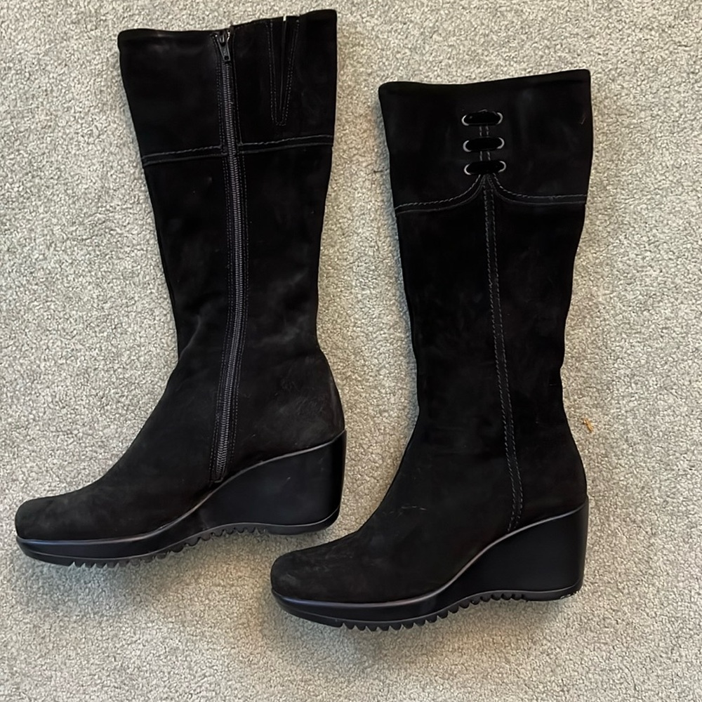 Like new La Canadienne waterproof suede boots